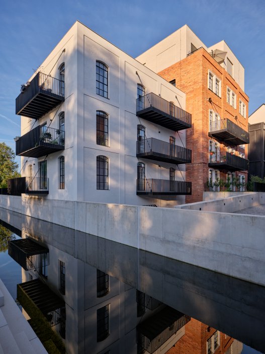 Podívejte se, jak se bývalý Žitný mlýn v Boršově nad Vltavou proměnil v moderní rezidenční areál. Projekt studia mar.s architects citlivě kombinuje rekonstrukci historických industriálních budov s novostavbami a vytváří nové náměstí, kavárnu i park u Vltavy.