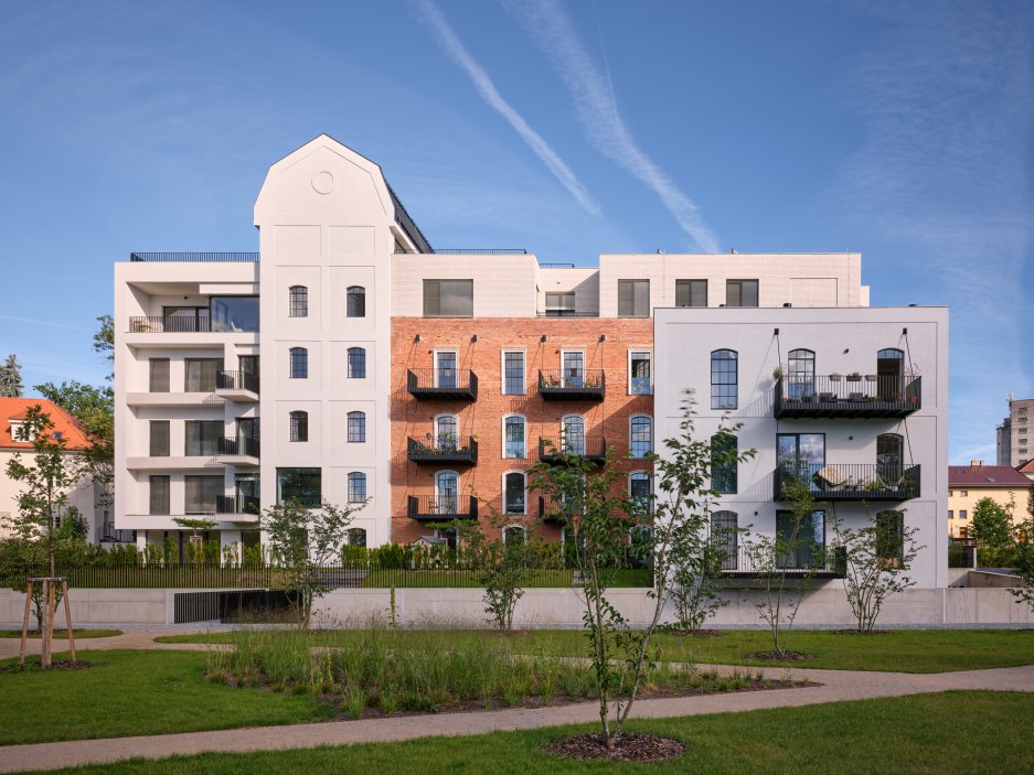 Podívejte se, jak se bývalý Žitný mlýn v Boršově nad Vltavou proměnil v moderní rezidenční areál. Projekt studia mar.s architects citlivě kombinuje rekonstrukci historických industriálních budov s novostavbami a vytváří nové náměstí, kavárnu i park u Vltavy.