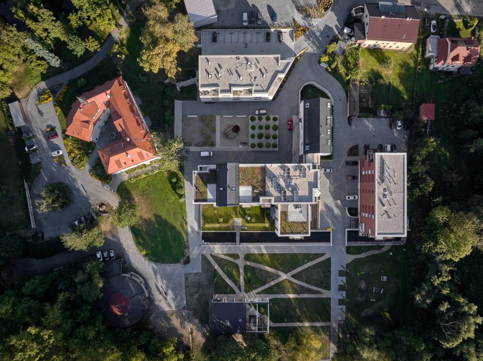 Podívejte se, jak se bývalý Žitný mlýn v Boršově nad Vltavou proměnil v moderní rezidenční areál. Projekt studia mar.s architects citlivě kombinuje rekonstrukci historických industriálních budov s novostavbami a vytváří nové náměstí, kavárnu i park u Vltavy.