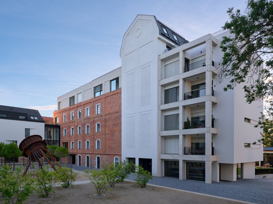 Podívejte se, jak se bývalý Žitný mlýn v Boršově nad Vltavou proměnil v moderní rezidenční areál. Projekt studia mar.s architects citlivě kombinuje rekonstrukci historických industriálních budov s novostavbami a vytváří nové náměstí, kavárnu i park u Vltavy.