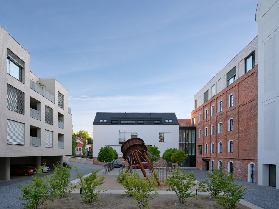 Podívejte se, jak se bývalý Žitný mlýn v Boršově nad Vltavou proměnil v moderní rezidenční areál. Projekt studia mar.s architects citlivě kombinuje rekonstrukci historických industriálních budov s novostavbami a vytváří nové náměstí, kavárnu i park u Vltavy.