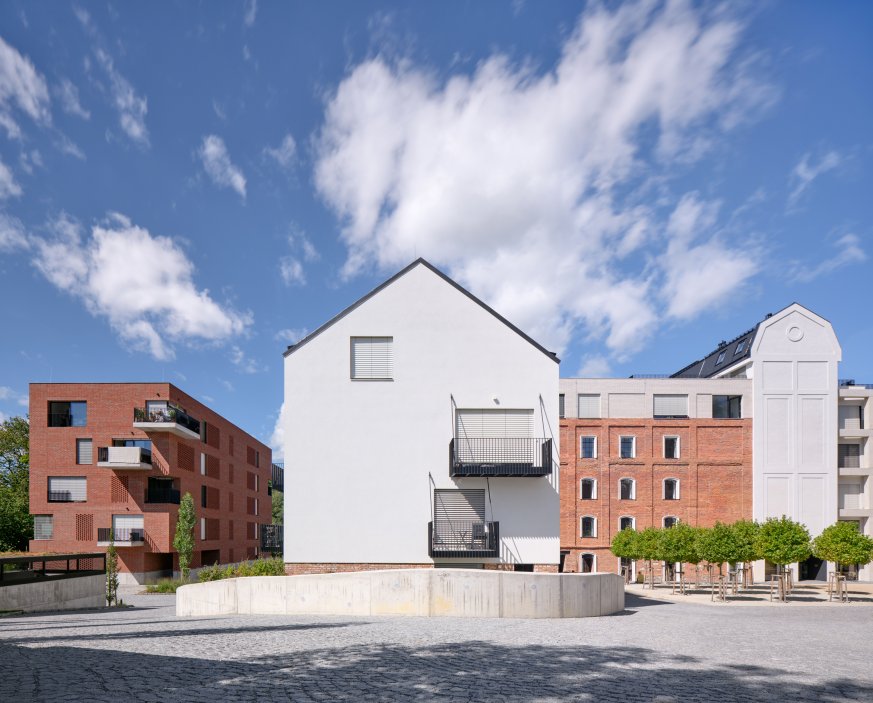 Podívejte se, jak se bývalý Žitný mlýn v Boršově nad Vltavou proměnil v moderní rezidenční areál. Projekt studia mar.s architects citlivě kombinuje rekonstrukci historických industriálních budov s novostavbami a vytváří nové náměstí, kavárnu i park u Vltavy.