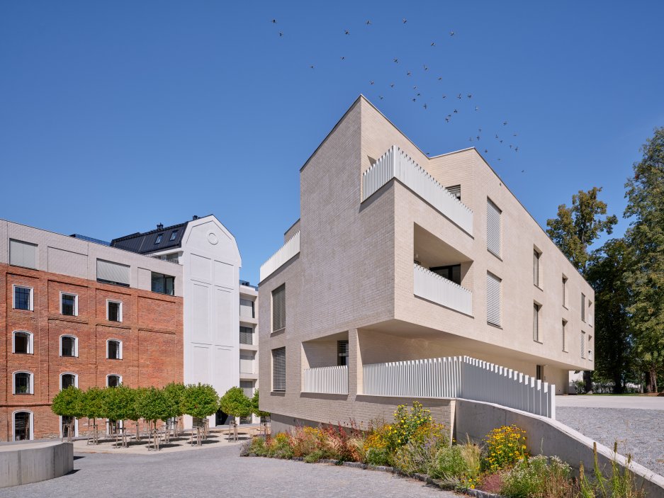 Podívejte se, jak se bývalý Žitný mlýn v Boršově nad Vltavou proměnil v moderní rezidenční areál. Projekt studia mar.s architects citlivě kombinuje rekonstrukci historických industriálních budov s novostavbami a vytváří nové náměstí, kavárnu i park u Vltavy.