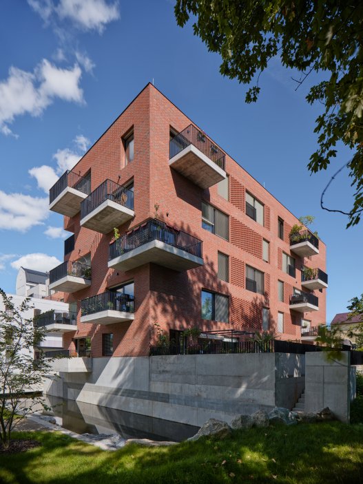 Podívejte se, jak se bývalý Žitný mlýn v Boršově nad Vltavou proměnil v moderní rezidenční areál. Projekt studia mar.s architects citlivě kombinuje rekonstrukci historických industriálních budov s novostavbami a vytváří nové náměstí, kavárnu i park u Vltavy.