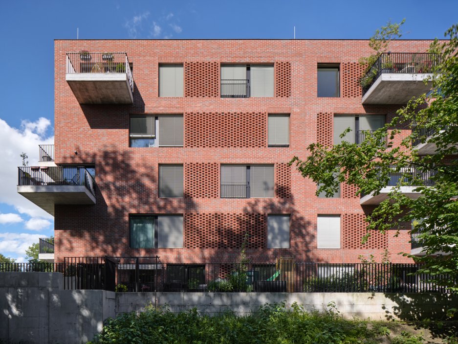 Podívejte se, jak se bývalý Žitný mlýn v Boršově nad Vltavou proměnil v moderní rezidenční areál. Projekt studia mar.s architects citlivě kombinuje rekonstrukci historických industriálních budov s novostavbami a vytváří nové náměstí, kavárnu i park u Vltavy.