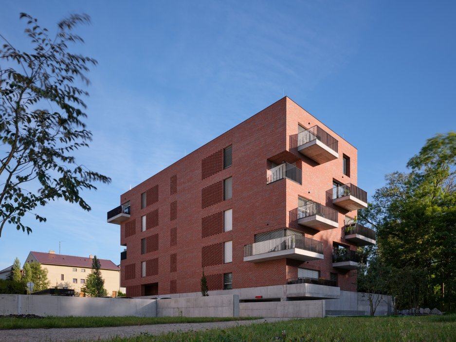 Podívejte se, jak se bývalý Žitný mlýn v Boršově nad Vltavou proměnil v moderní rezidenční areál. Projekt studia mar.s architects citlivě kombinuje rekonstrukci historických industriálních budov s novostavbami a vytváří nové náměstí, kavárnu i park u Vltavy.