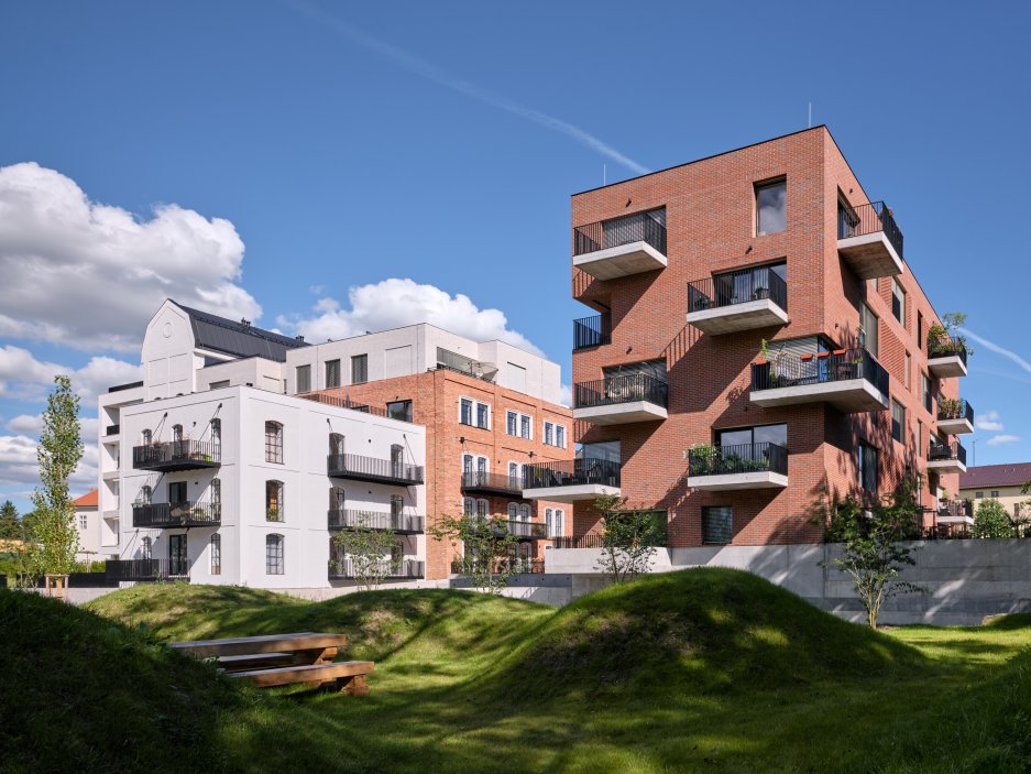 Podívejte se, jak se bývalý Žitný mlýn v Boršově nad Vltavou proměnil v moderní rezidenční areál. Projekt studia mar.s architects citlivě kombinuje rekonstrukci historických industriálních budov s novostavbami a vytváří nové náměstí, kavárnu i park u Vltavy.