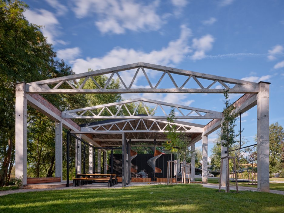 Podívejte se, jak se bývalý Žitný mlýn v Boršově nad Vltavou proměnil v moderní rezidenční areál. Projekt studia mar.s architects citlivě kombinuje rekonstrukci historických industriálních budov s novostavbami a vytváří nové náměstí, kavárnu i park u Vltavy.