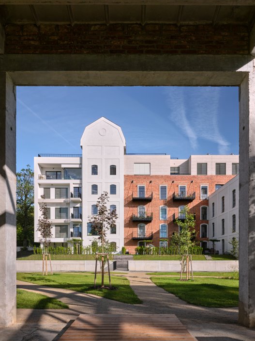Podívejte se, jak se bývalý Žitný mlýn v Boršově nad Vltavou proměnil v moderní rezidenční areál. Projekt studia mar.s architects citlivě kombinuje rekonstrukci historických industriálních budov s novostavbami a vytváří nové náměstí, kavárnu i park u Vltavy.