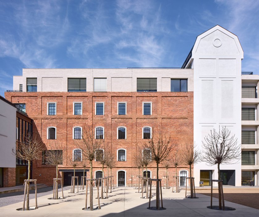 Podívejte se, jak se bývalý Žitný mlýn v Boršově nad Vltavou proměnil v moderní rezidenční areál. Projekt studia mar.s architects citlivě kombinuje rekonstrukci historických industriálních budov s novostavbami a vytváří nové náměstí, kavárnu i park u Vltavy.