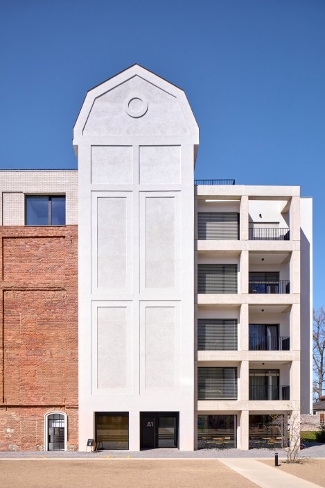 Podívejte se, jak se bývalý Žitný mlýn v Boršově nad Vltavou proměnil v moderní rezidenční areál. Projekt studia mar.s architects citlivě kombinuje rekonstrukci historických industriálních budov s novostavbami a vytváří nové náměstí, kavárnu i park u Vltavy.