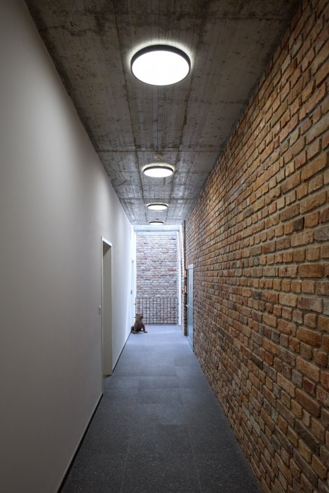 Podívejte se, jak se bývalý Žitný mlýn v Boršově nad Vltavou proměnil v moderní rezidenční areál. Projekt studia mar.s architects citlivě kombinuje rekonstrukci historických industriálních budov s novostavbami a vytváří nové náměstí, kavárnu i park u Vltavy.