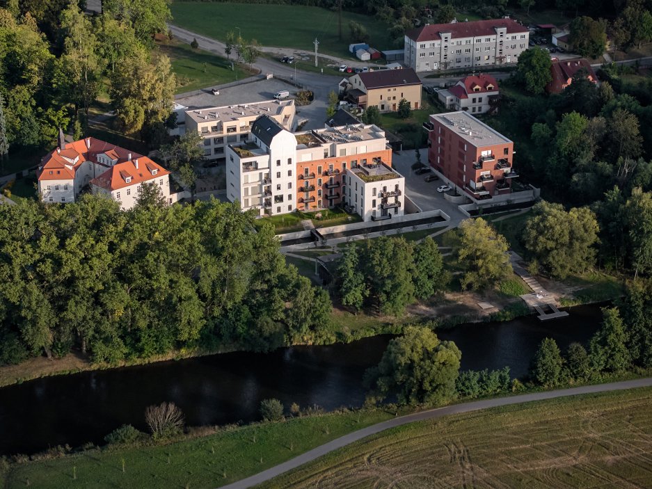 Podívejte se, jak se bývalý Žitný mlýn v Boršově nad Vltavou proměnil v moderní rezidenční areál. Projekt studia mar.s architects citlivě kombinuje rekonstrukci historických industriálních budov s novostavbami a vytváří nové náměstí, kavárnu i park u Vltavy.