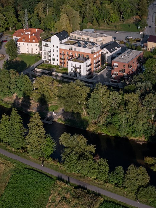 Podívejte se, jak se bývalý Žitný mlýn v Boršově nad Vltavou proměnil v moderní rezidenční areál. Projekt studia mar.s architects citlivě kombinuje rekonstrukci historických industriálních budov s novostavbami a vytváří nové náměstí, kavárnu i park u Vltavy.