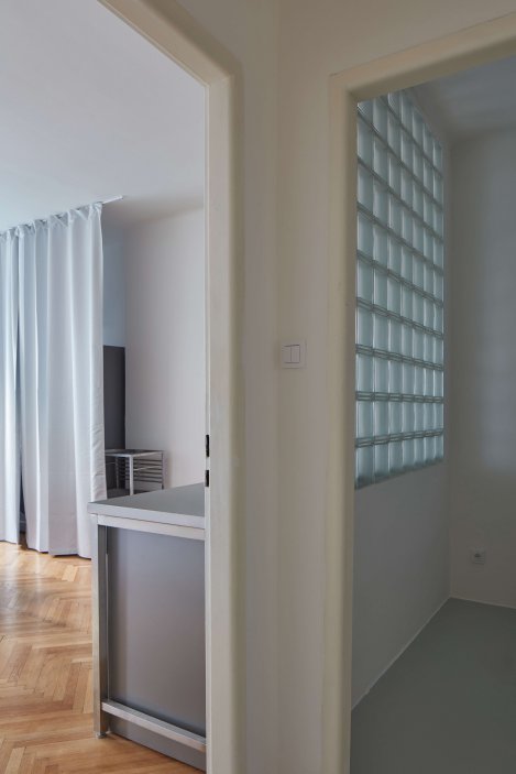 Světlo do hloubky bytu přivádí luxferová příčka, která zároveň zachovává určitou míru soukromí.