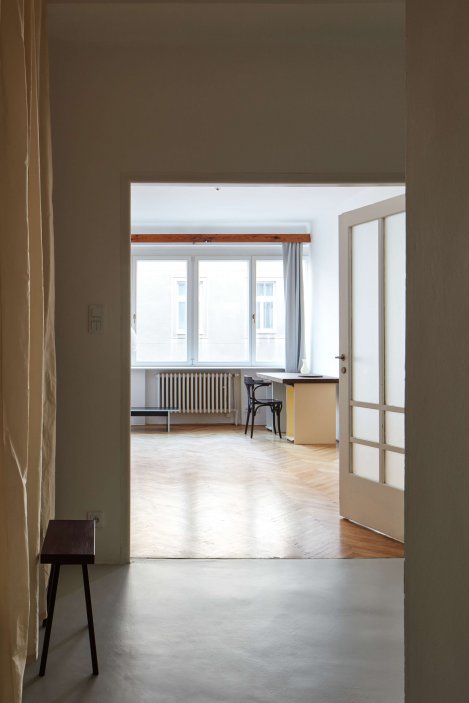 Byt o ploše 68 m² prošel proměnou za přibližně 360 tisíc korun. Projekt navrhl architekt Prokop Hartl.