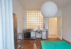 Rekonstrukce bytu na pražské Letné pracuje s omezeným rozpočtem a maximálním respektem k původní architektuře domu z 30. let.