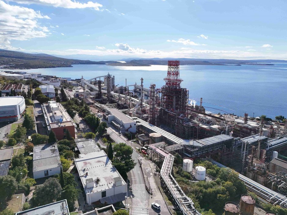 Rafinerie Rijeka je navíc důležitou součástí širší logistické infrastruktury ve střední Evropě. Ropa do ní přichází především prostřednictvím chorvatského ropovodu Adria, který propojuje přístav Omišalj s rafineriemi v region