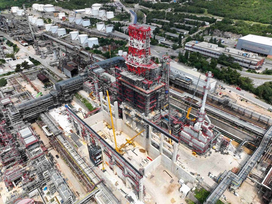 Rafinerie Rijeka je navíc důležitou součástí širší logistické infrastruktury ve střední Evropě. Ropa do ní přichází především prostřednictvím chorvatského ropovodu Adria, který propojuje přístav Omišalj s rafineriemi v region