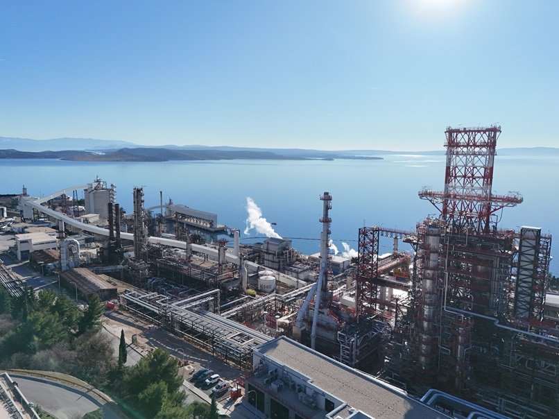 Rafinerie Rijeka je navíc důležitou součástí širší logistické infrastruktury ve střední Evropě. Ropa do ní přichází především prostřednictvím chorvatského ropovodu Adria, který propojuje přístav Omišalj s rafineriemi v region
