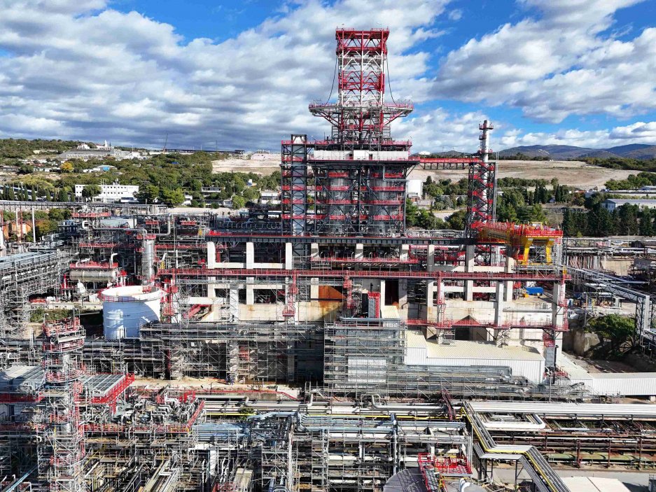 Rafinerie Rijeka je navíc důležitou součástí širší logistické infrastruktury ve střední Evropě. Ropa do ní přichází především prostřednictvím chorvatského ropovodu Adria, který propojuje přístav Omišalj s rafineriemi v region