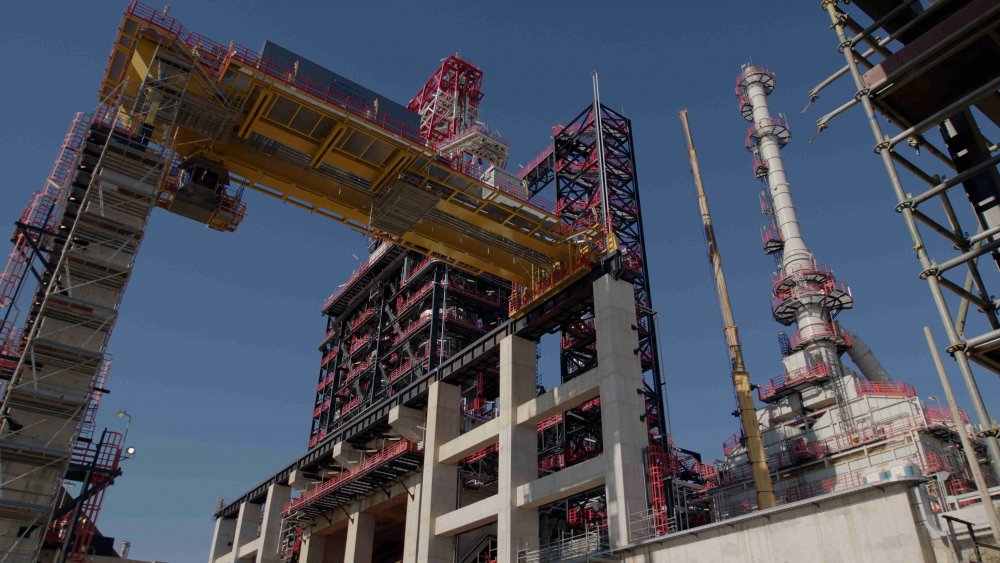 Rafinerie Rijeka je navíc důležitou součástí širší logistické infrastruktury ve střední Evropě. Ropa do ní přichází především prostřednictvím chorvatského ropovodu Adria, který propojuje přístav Omišalj s rafineriemi v region