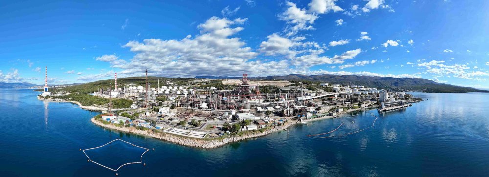 Rafinerie Rijeka je navíc důležitou součástí širší logistické infrastruktury ve střední Evropě. Ropa do ní přichází především prostřednictvím chorvatského ropovodu Adria, který propojuje přístav Omišalj s rafineriemi v region