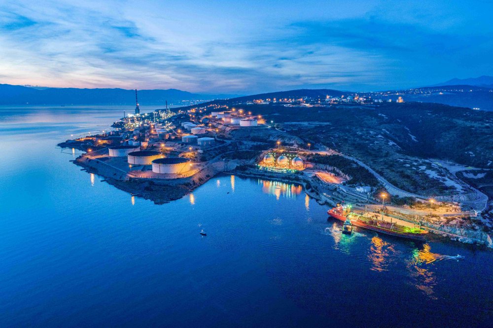 Rafinerie Rijeka je navíc důležitou součástí širší logistické infrastruktury ve střední Evropě. Ropa do ní přichází především prostřednictvím chorvatského ropovodu Adria, který propojuje přístav Omišalj s rafineriemi v region
