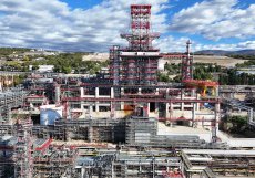 Rafinerie Rijeka je navíc důležitou součástí širší logistické infrastruktury ve střední Evropě. Ropa do ní přichází především prostřednictvím chorvatského ropovodu Adria, který propojuje přístav Omišalj s rafineriemi v region