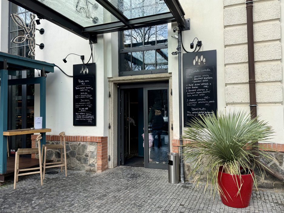 Vchod do restaurace Mexická v Holešovicích, která sídlí v areálu bývalého holešovického pivovaru.