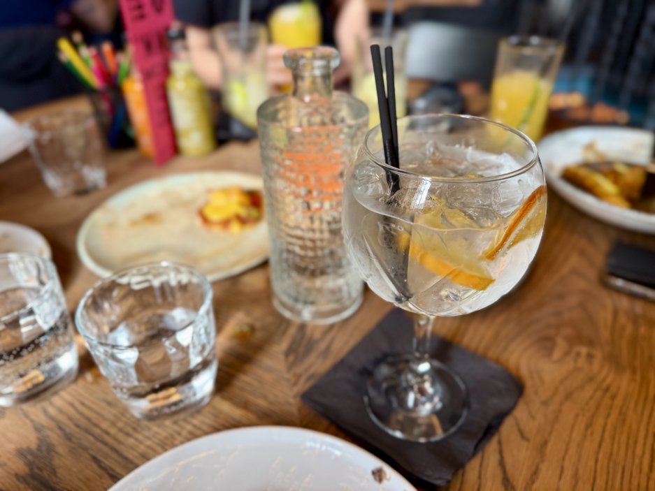 Nealkoholická variace na gin & tonic z barové nabídky restaurace.