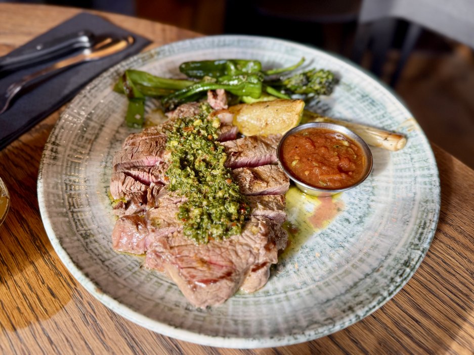 Hovězí rumpsteak s chimichurri a grilovanou zeleninou. 