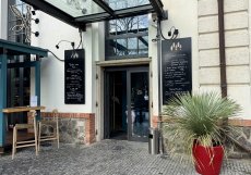Vchod do restaurace Mexická v Holešovicích, která sídlí v areálu bývalého holešovického pivovaru.