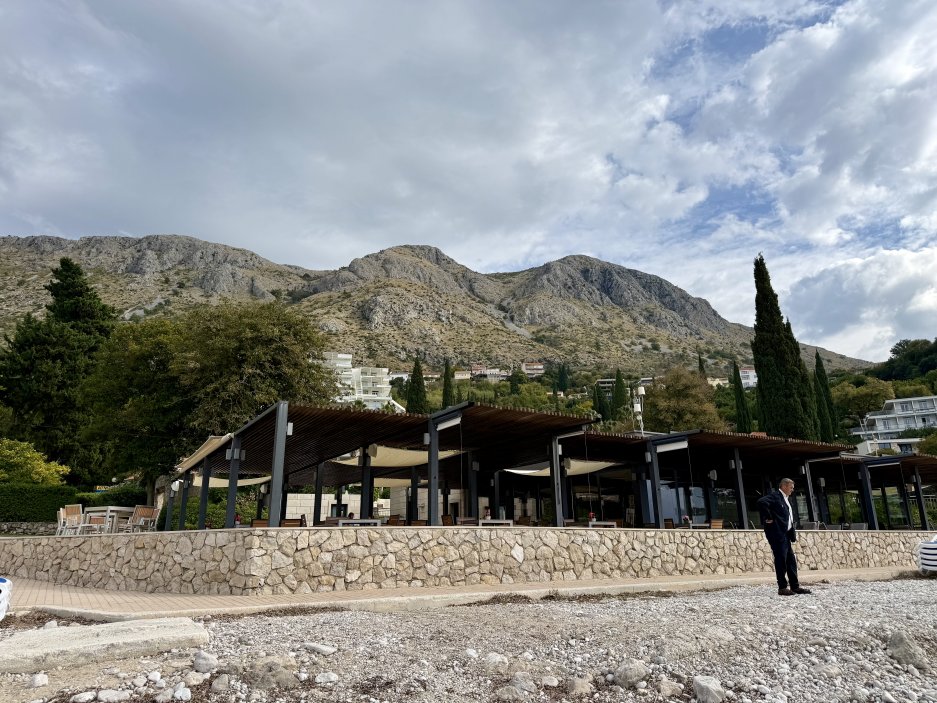 Restaurace u pláže je příjemným místem na oběd nebo drink s výhledem na moře