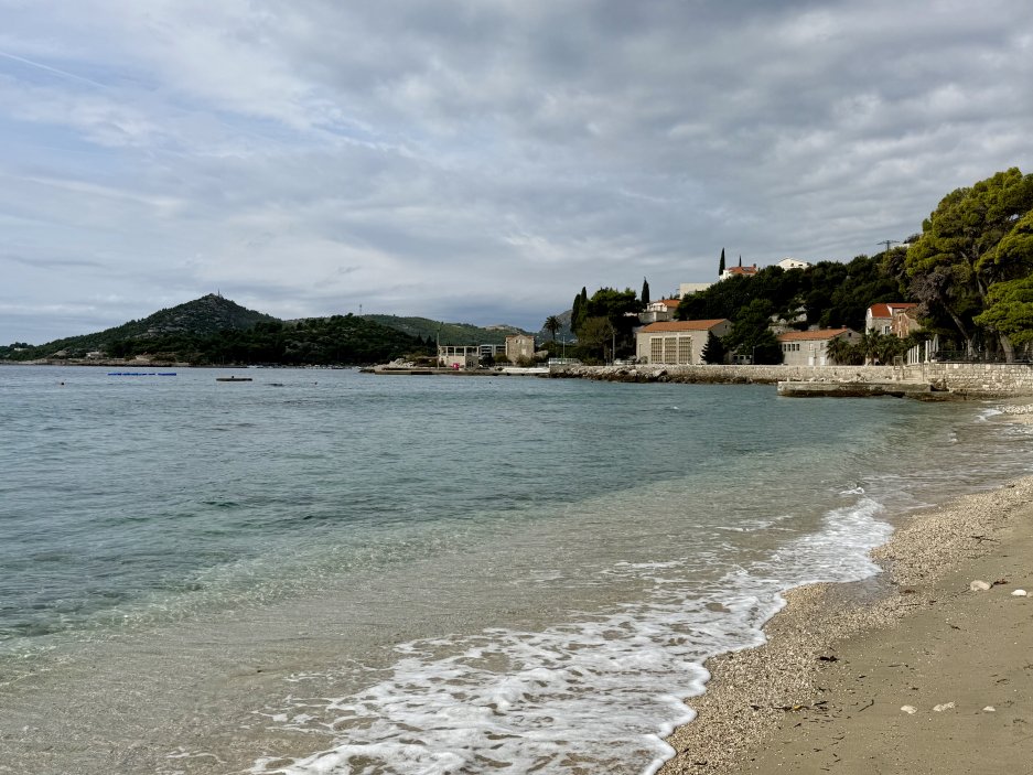Pobřeží u Mlini nabízí klidnější atmosféru než přeplněné pláže v Dubrovníku