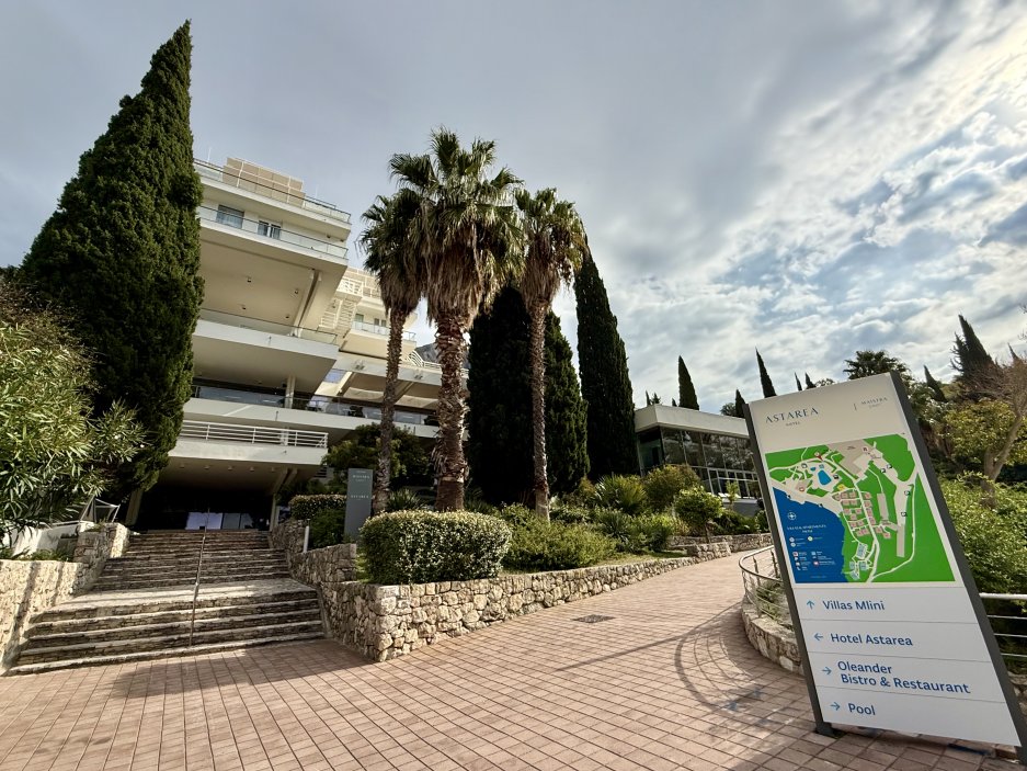 Areál hotelu Astarea je zasazený do zeleně a středomořské vegetace