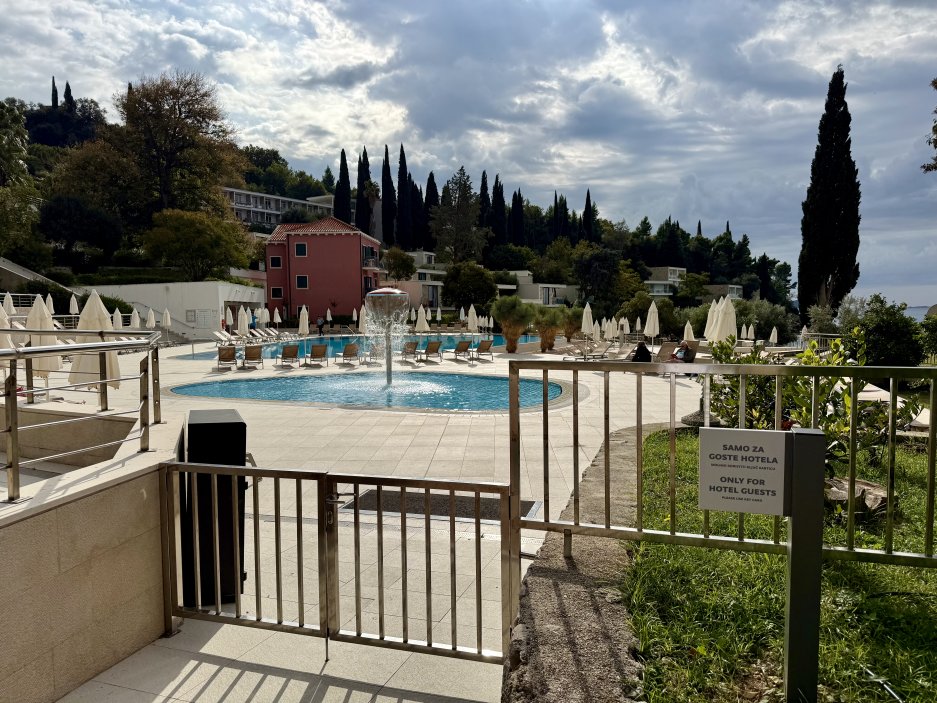 Další pohled na venkovní bazén a okolní vilky v areálu resortu