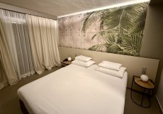 Jednoduchý, moderní pokoj s velkou postelí – pokoje nejsou velké, ale na krátký pobyt stačí 