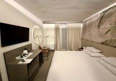 Interiér pokojů je minimalistický a funkční, s pracovním stolem i základním hotelovým vybavením