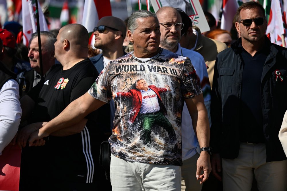 Desítky tisíc Orbánových příznivců prošly přes most nad Dunajem směrem k parlamentu, kde ministerský předseda pronesl projev k davu, jenž zaplnil náměstí