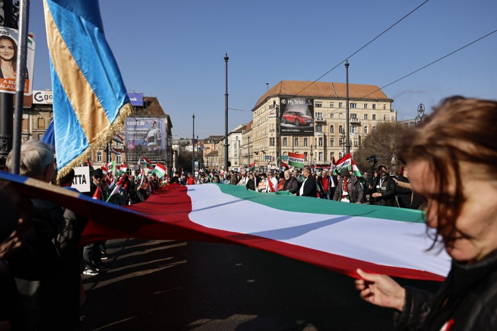 Desítky tisíc Orbánových příznivců prošly přes most nad Dunajem směrem k parlamentu, kde ministerský předseda pronesl projev k davu, jenž zaplnil náměstí