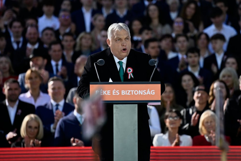 Desítky tisíc Orbánových příznivců prošly přes most nad Dunajem směrem k parlamentu, kde ministerský předseda pronesl projev k davu, jenž zaplnil náměstí