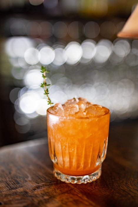Míchají tu drinky, které nepůsobí nijak složitě, podstatná je chuť a atmosféra