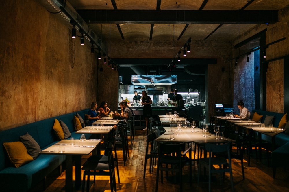 Restauraci Element dominuje otevřená kuchyň, kterou vede Tomáš Reger