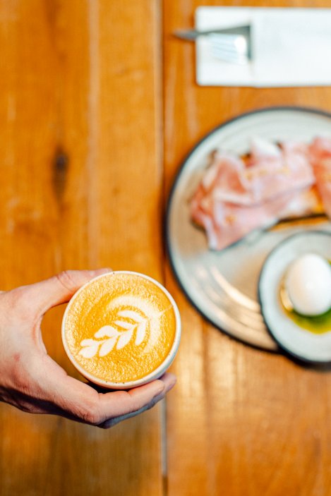 Kafe nesmí chybět, tohle je z Egga, ale je asi tak sto možností, kde si dát v Brně dobrou kávu 