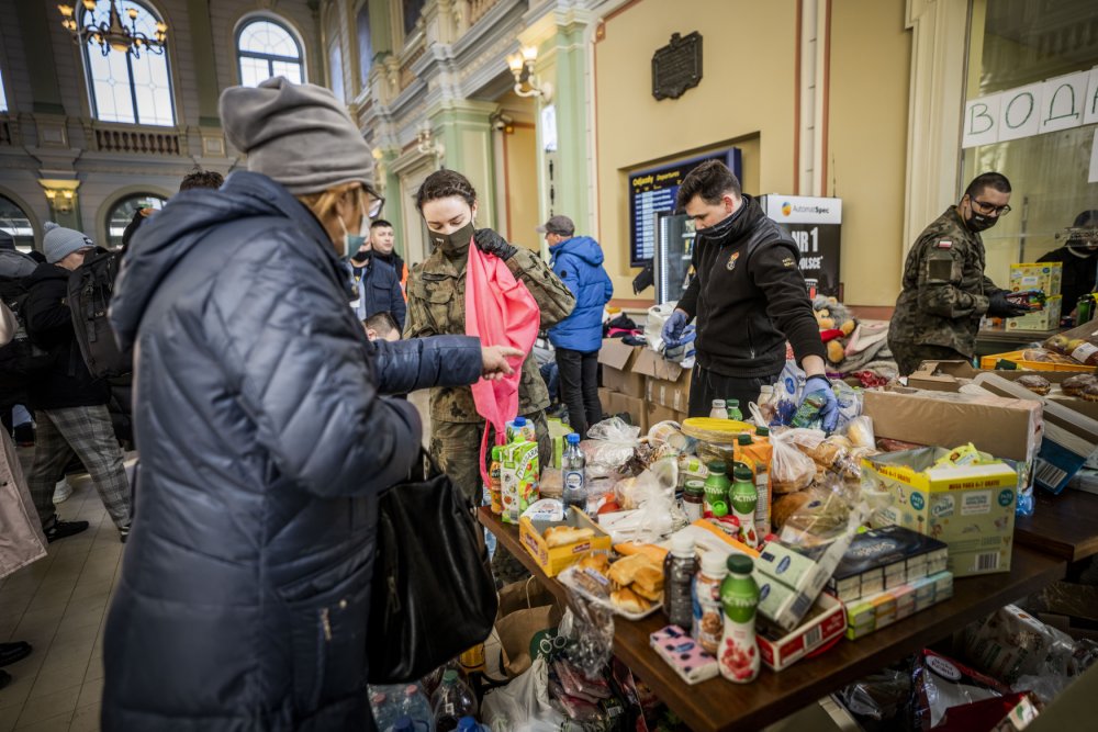 Z Ukrajiny do Polska uprchlo podle Reuters od začátku ruské invaze tento týden už zhruba 100 tisíc lidí. 