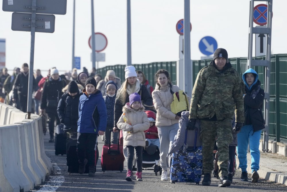Zástupkyně vysokého komisaře OSN pro uprchlíky (UNHCR) Kelly Clementsová v rozhovoru se CNN uvedla, že válka z Ukrajiny vyhnala tento týden do okolních zemí už přes 120 tisíc, nejvíce právě do Polska.