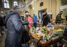 Z Ukrajiny do Polska uprchlo podle Reuters od začátku ruské invaze tento týden už zhruba 100 tisíc lidí. 