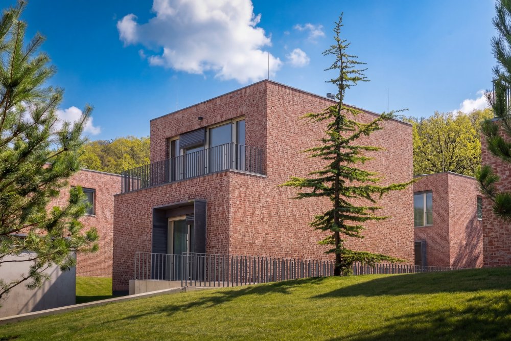 Projekt Jenerálka v Tiché Šárce pracuje s otevřeným terénem a volnou zástavbou, která klade větší důraz na samotný návrh domů. Podívejte se, jak architekti řešili zasazení vil do krajiny i práci s prostorem.