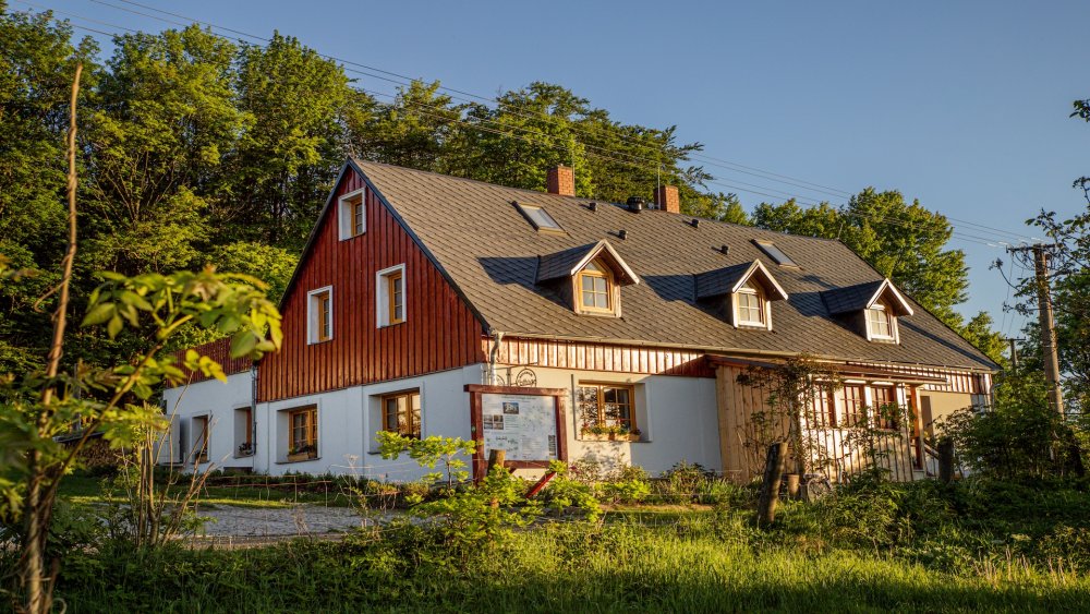 Silný důraz na ekologický provoz má také Bohemian Cottage v Českém Švýcarsku. Penzion využívá vlastní hlubinný vrt a kořenovou čistírnu odpadních vod, která vrací vyčištěnou vodu přirozeně zpět do krajiny.
